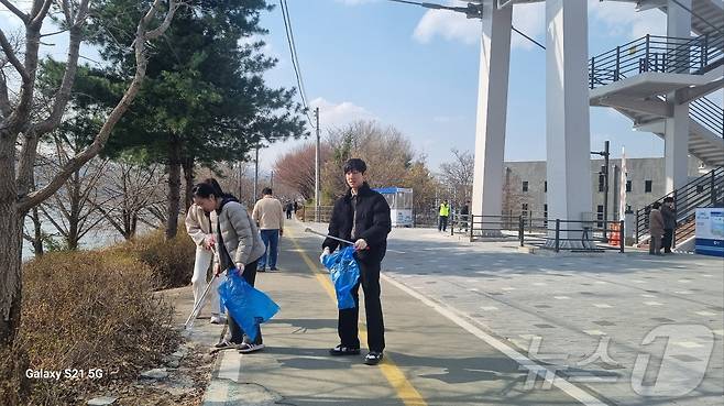 춘천시 관광개발과 직원들 '춘천사이로248'와 임시주차장 일대 청소.(춘천시 제공, 재판매 및 DB금지)