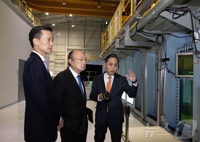 김승연 회장과 김동관 부회장이 한화오션 시흥R&D캠퍼스의 상업용 세계 최대 공동수조를 방문해 시연을 지켜보고 있다.(한화그룹 제공)