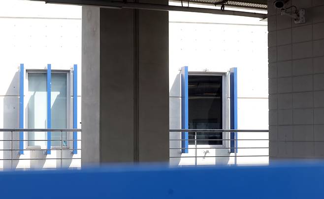 29일 LG와 NC가 창원NC파크에서 2025 KBO리그 경기를 치른 가운데 3루 방향에 설치된 구조물 일부가 떨어지는 사고가 발생했다. 사진 | 창원=연합뉴스