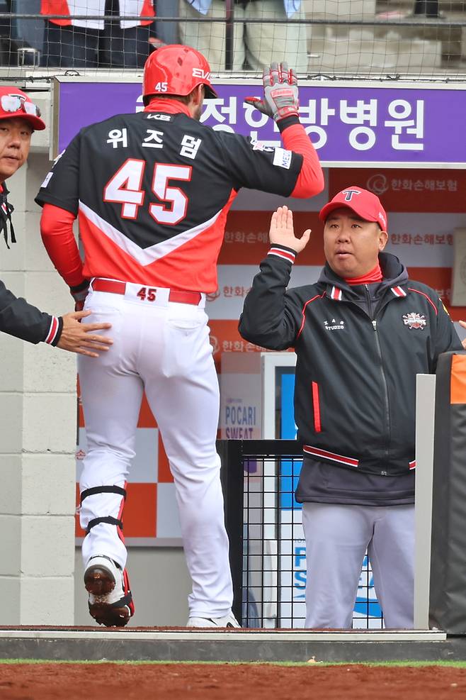 KIA 위즈덤(왼쪽)이 29일 대전 한화생명 볼파크에서 열린 2025 KBO리그 한화전에서 솔로 홈런을 날린 후 더그아웃으로 돌아와 이범호 감독과 하이파이브 하고 있다. 사진 | KIA 타이거즈