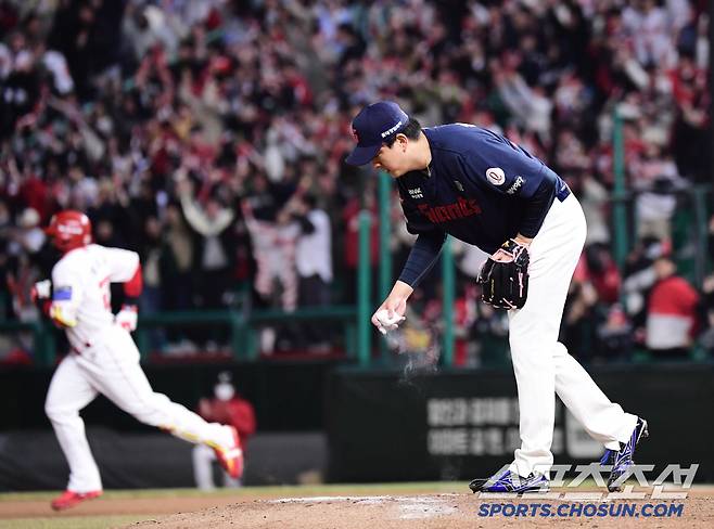 9회 SSG 에레디아에게 동점 솔로홈런을 허용한 롯데 김원중.