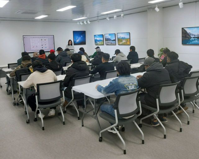 전남 영암군 삼호읍 대불 국가산업단지에 있는 복합문화센터에서 외국인 근로자들이 한국어 수업을 듣고 있다. 이서희 기자