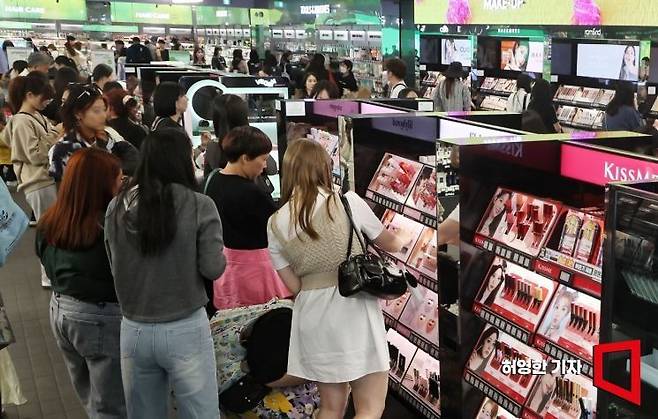 서울 명동의 한 화장품 쇼핑몰이 외국인 고객들로 붐비고 있다.