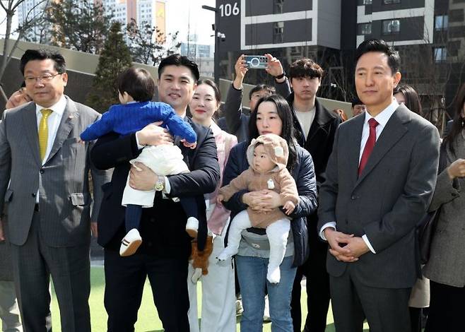 오세훈 서울시장이 31일 서울 광진구 롯데캐슬 이스트폴에서 열린 '미리내집 현장방문 및 신혼부부 간담회'에 참석해 주형환 저고위부위원장 등과 함께 관계자로부터 설명을 듣고 있다. 연합뉴스
