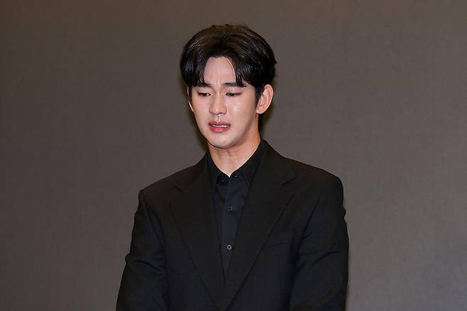 눈물 흘리는 김수현