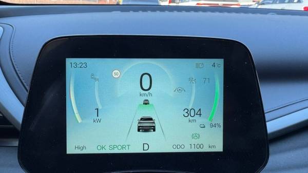 아토3 5인치 디지털 계기판은 시인성이 떨어져 숫자 파악이 어려울 정도다