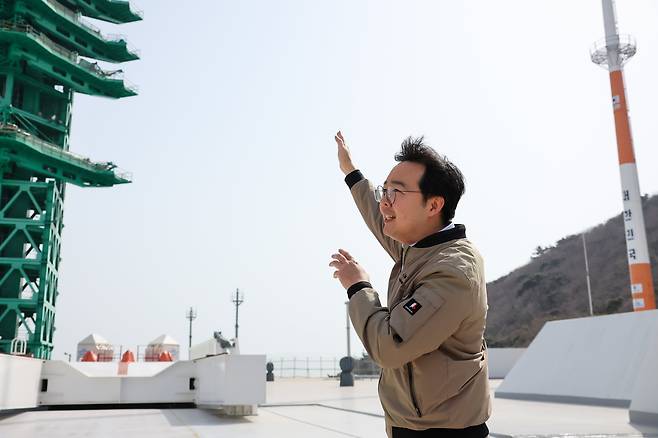 양성필 한국항공우주연구원 선임연구원이 나로우주센터 발사대에서 시스템과 설비 보강 작업에 대해 소개하고 있다./한국항공우주연구원