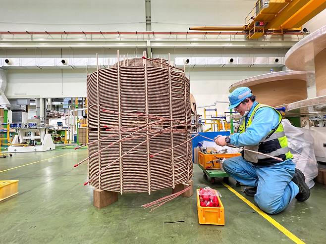 LS일렉트릭 부산사업장 1생산동에서 직원이 변압기 권선 작업을 하고 있다. /김남희 기자