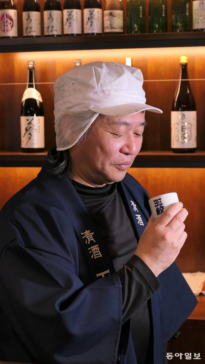 시바타시 고몬주조 사케 제조 총책임자인 토우지가 술맛을 보고 있다.