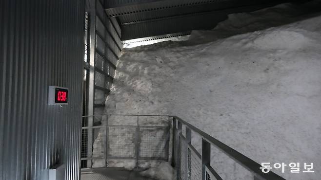 핫카이산주조 우오누마노사토의 사케 숙성실 유키무로에 엄청난 눈이 쌓여 있다. 눈이 녹으며 내는 냉기가 실내 온도를 섭씨 4도 안팎으로 맞춘다.