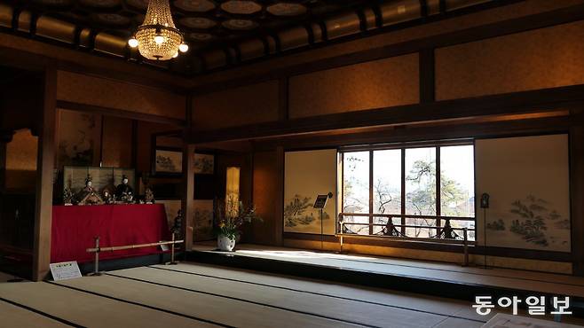 메이지 시대 재벌 오쿠라 기하치로가 도쿄에 세운 별장을 니가타현 시바타시로 옮겨 놓은 죠순카쿠의 2층 연회장.