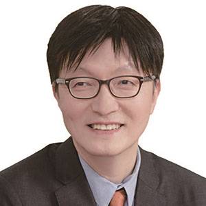 김흥종 고려대 특임교수 - 서울대 경제학 학·석·박사, 옥스퍼드대 명예 펠로, 현 산업통상자원부 통상교섭민간자문위원회 위원, 전 대외경제 정책연구원(KIEP) 원장