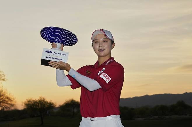 김효주가 3월 30일(현지시간) 미 애리조나주 챈들러의 월윈드 골프클럽에서 열린 미국 여자프로골프(LPGA) 투어 포드 챔피언십 정상에 올라 트로피를 들고 기념촬영을 하고 있다.뉴시스