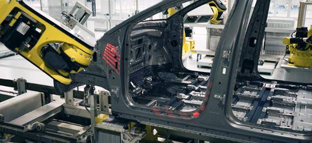 현대차그룹의 신공장 미국 조지아주 'HMGMA'에서 차체 공정에 배치된 문짝 조립 로봇이 문틀을 레이저로 점검하며 문짝이 설치돼야 하는 '최적의 위치'를 찾고 있다. 현대차그룹 제공