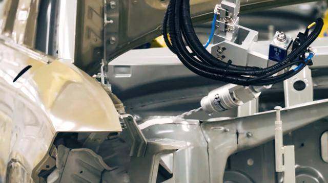 현대차그룹의 신공장 미국 조지아주 'HMGMA'의 로봇이 접합부의 빈 공간을 채우는 실러를 도포하고 있다. 현대차그룹 제공