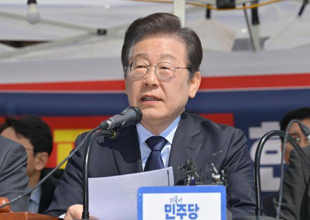 이재명 더불어민주당 대표가 31일 서울 종로구 경복궁 앞에서 열린 최고위원회의 중 발언하고 있다. 최주연 기자