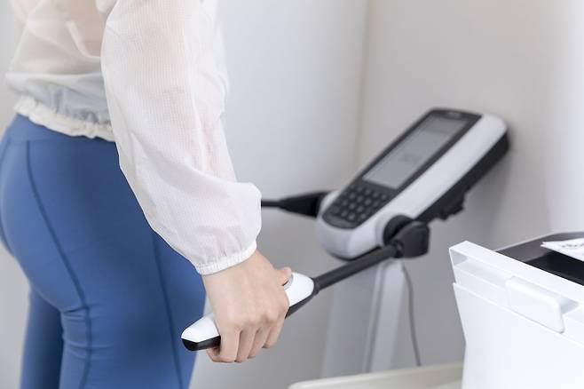 인바디는 양말을 벗고, 금속 장신구는 빼고, 공복인 상태에서, 기상 직후 2시간이 지나고, 몸에 수분이 없는 상태에서 측정해야 한다./사진=클립아트코리아