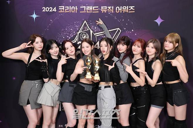 그룹 NiziU(니쥬)가 17일 인천 중구 운서동 인스파이어 아레나에서 열린 '2024 코리아그랜드뮤직어워즈(KGMA)' 둘째날 K-POP 해외 아티스트, 팬투표 신인상 수상 후 트로피를 세리머니를 하고 있다. 영종도(인천)=KGMA특별취재반 /2024.11.17/