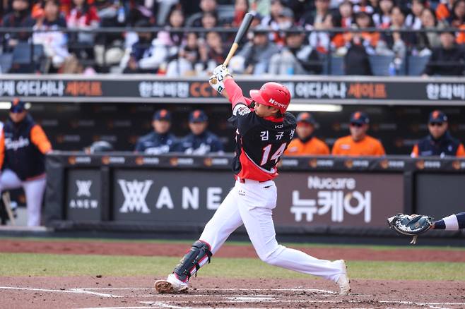 30일 대전 한화전에서 호쾌하게 스윙하는 김규성의 모습. KIA 제공