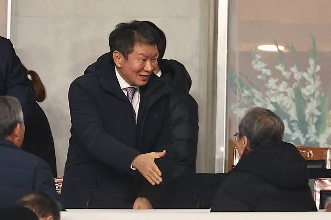 <yonhap photo-4618=""> 오만전 찾은 정몽규 회장 (고양=연합뉴스) 서대연 기자 = 20일 경기도 고양종합운동장에서 열린 2026 북중미 월드컵 아시아 3차 예선 B조 7차전 대한민국과 오만의 경기. 정몽규 축구협회장이 관계자들과 인사를 나누고 있다. 2025.3.20 dwise@yna.co.kr/2025-03-20 20:17:29/ <저작권자 ⓒ 1980-2025 ㈜연합뉴스. 무단 전재 재배포 금지, AI 학습 및 활용 금지></yonhap>