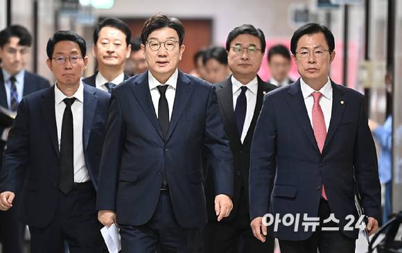 권성동 원내대표, 김상훈 정책위의장, 이만희 산불재난특별위원장 등 참석자들이 27일 오전 서울 여의도 국회에서 열린 산불재난대응 특별위원회 긴급회의에 참석하고 있다. [사진=곽영래 기자]