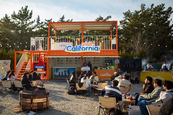캘리포니아 관광청이 3월 28~30일 충남 태안 몽산포 해변에서 열린 캠핑 페스티벌 ‘제19회 봄 고아웃 캠프’에서 글로벌 브랜드 캠페인 ‘즐거운 여정’을 공개했다. 백종현 기자