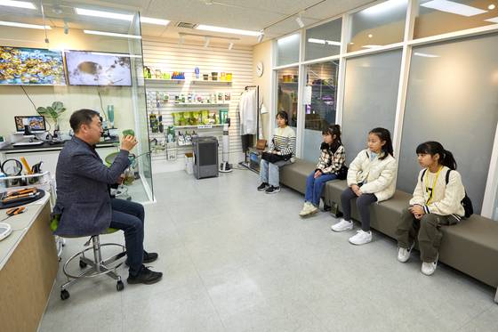 원예·홈가드닝 등 농업 관련 활동으로 힐링을 찾는 도시민들을 위해 만든 반려식물병원을 살피는 소중 학생기자단.