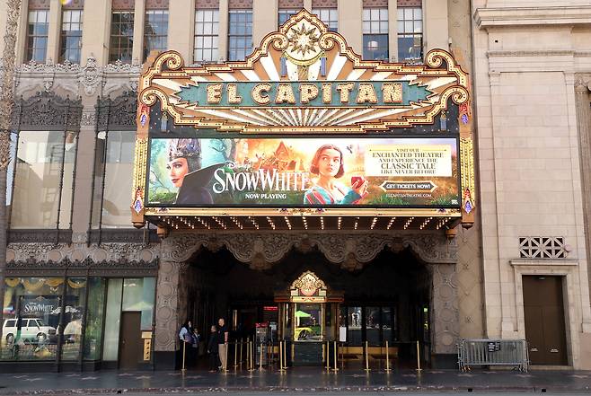 영화 ‘백설공주’ 개봉일인 지난 21일(현지시간) 미국 캘리포니아주 로스앤젤레스에서 엘 캐피턴 시어터의 전경. 로이터=연합뉴스