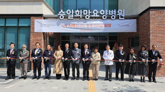 31일 오전 경기 용인시 승일희망요양병원에서 열린 개원식에서 참석 내빈들이 테이프 커팅식을 하고 있다. (왼쪽부터) 승일희망재단 김재식 이사, (주)공간종합건축사사무소 이상림 대표, (주)삼일기업공사 박종웅 대표, 서울대병원 권용진 교수, 정혜영 배우, 승일희망재단 로션김 이사장, 보건복지부 정통령 공공보건정책관, 용인특례시 이상일 시장, 손복순 여사(고 박승일 전 코치 모친), 승일희망요양병원 강성웅 원장, (주)네오플 윤명진 대표, 기부자 오애라님, 승일희망재단 박성자 상임이사, 건축사사무소 따뜻한동행(주) 양대용 대표. 장진영 기자