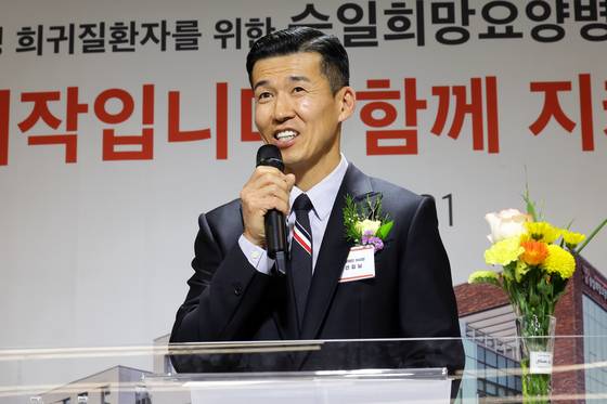 31일 오전 경기 용인시 승일희망요양병원에서 개원식이 열렸다. 승일희망재단 이사장인 가수 션이 축사를 하고 있다. 장진영 기자