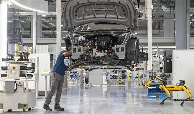 보스턴다이내믹스의 로봇개 ‘스팟’이 자동차 공장에서 작업을 돕고 있다.  현대차 제공