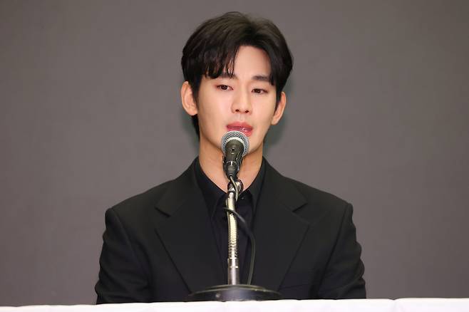 Kim Soo-hyun speaks at a press conference held in Sangam-dong, Seoul, Monday. (Yonhap)