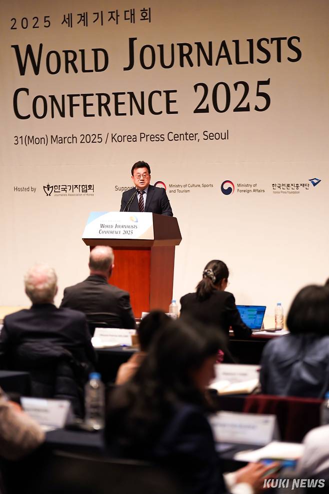 박종현 한국기자협회 회장이 31일 서울 중구 프레스센터에서 열린 '2025 세계기자대회'에서 인사말하고 있다.
