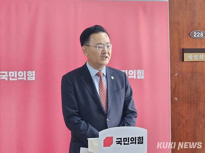 국민의힘 소속 유상범 법제사법위원회 간사가 31일 기자회견에서 더불어민주당의 ‘헌법재판소 개정안’을 강하게 비판했다. 쿠키뉴스 자료사진