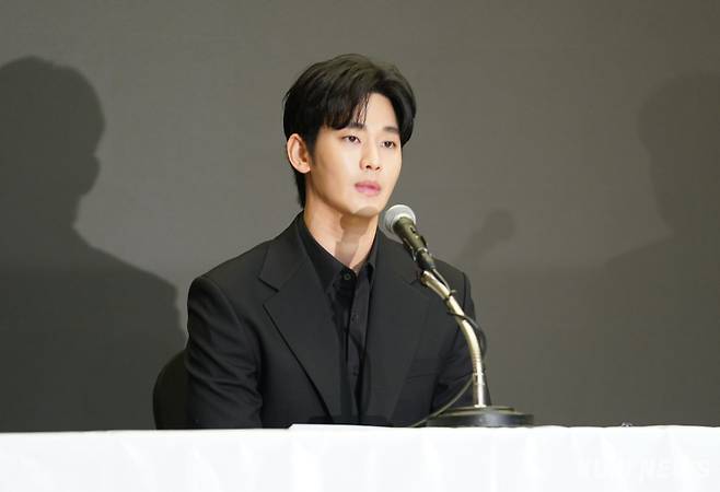 배우 김수현이 31일 오후 서울 상암동 스탠포드호텔에서 열린 고(故) 김새론과 관련된 의혹에 대한 기자회견에서 입장을 밝히고 있다. 유희태 기자