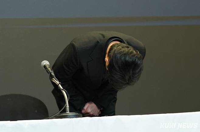 배우 김수현이 31일 서울 마포구 스탠포드호텔에서 기자회견을 열고 최근 불거진 사생활 논란과 관련해 고개숙여 사과하고 있다.