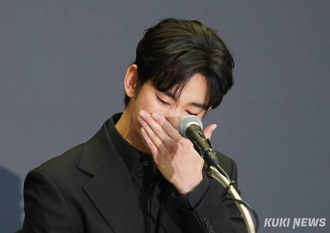 배우 김수현이 31일 서울 마포구 스탠포드호텔에서 기자회견을 열고 최근 불거진 사생활 논란에 관한 입장을 밝히며 눈물을 훔치고 있다.