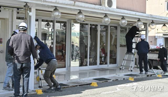 31일 오전 파주시 연풍리에 위치한 용주골 성매매집결지에서 진행된 8차 행정대집행에서 시, 철거, 방호 용역 관계자들이 불법 건축물에 대해 철거를 하고 있다. 홍기웅기자