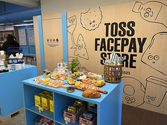 비바리퍼블리카(토스)와 GS25편의점이 얼굴결제 서비스인 ‘페이스페이’를 체험해볼 수 있는 공간을 서울 광진구 성수동에 위치한 ‘도어투성수’에 마련했다. 이곳에서는 일반 편의점처럼 각종 음료와 간편식품이 판매되고 있어 페이스페이로 결제할 수 있다. <박나은 기자>