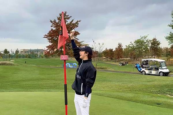 이글샷을 기념하며 포즈를 취한 김형준.