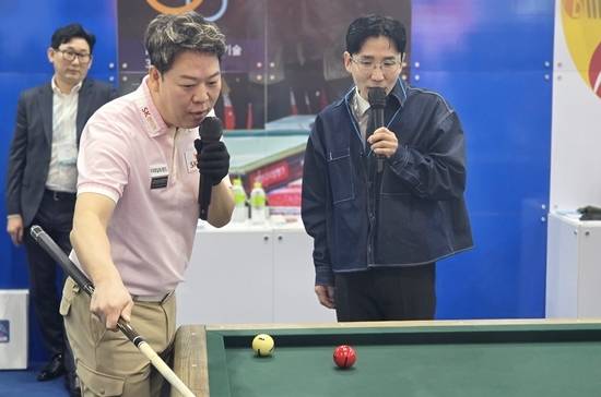 강동궁 선수가 예술구를 선보이기에 앞서 설명하고 있다. (사진=PBA)