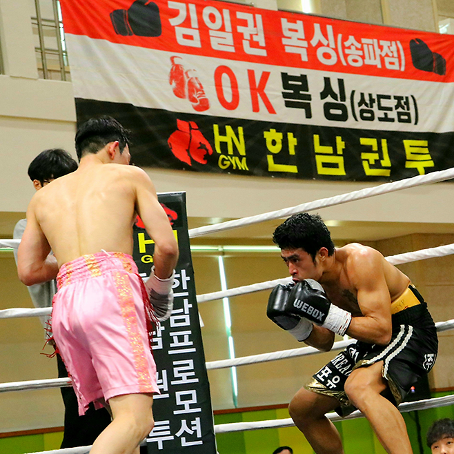 레이 심바혼이 2025년 3월 서울특별시 용산구 이태원초등학교 특설 링에서 계약 체중 65㎏ 경기 상대이자 세계복싱협회 아시아 챔피언 출신 김황길한테 몰려 수비만 하고 있다. 사진=KBM 사단법인 한국복싱커미션 제공