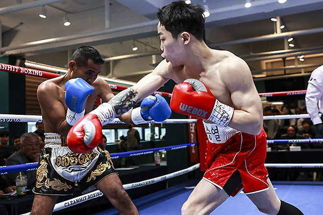 김승열(오른쪽)이 사단법인 한국복싱커미션 슈퍼플라이급 챔피언 결정전에서 태국 페더급 챔피언 아르티드 밤룽아우에아를 공격하고 있다. 사진=FINAL FLASH 박종혁 기자 제공