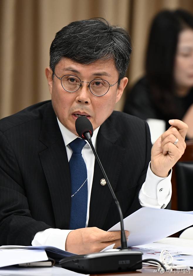 [광주=뉴시스] 박기웅 기자 = 안도걸 더불어민주당 의원이 24일 오전 정부광주지방합동청사 3층 대회의실에서 열린 국회 기획재정위원회의 광주지방국세청·광주본부세관 등 국정감사에서 질의를 하고 있다. 2024.10.24. pboxer@newsis.com /사진=