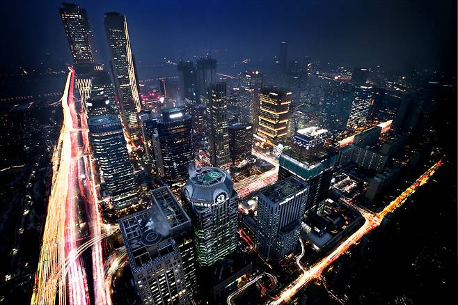 강력한 긴축 조치, 연준의 금리 인상으로 인한 물가 상승 등 2022년 한 해에는 전 세계적으로 증시가 흔들리며 주식시장에 위기가 찾아왔다.  어둠 속에서 환히 빛나고 있는 여의도 증권가의 바쁜 모습은 다가올 2023년 계묘년, 주식시장에 찬바람 대신 따뜻한 새 바람이 불길 기원해 본다. /사진=김휘선 기자 hwijpg@