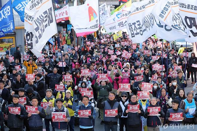 양경수 민주노총 위원장을 비롯한 조합원들이 29일 오후 서울 중구 명동역 앞에서 윤석열 대통령 즉각 파면 촉구 행진에 앞서 구호를 외치고 있다. (사진은 기사 내용과 무관) /사진=뉴스1