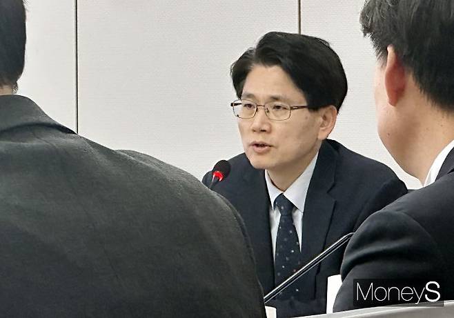 국토교통부가 건설현장 추락사고 예방을 위한 소통 간담회를 개최했다. 사진은 발언하는 김태병 국토부 기술안전정책관 모습. /사진=장동규 기자