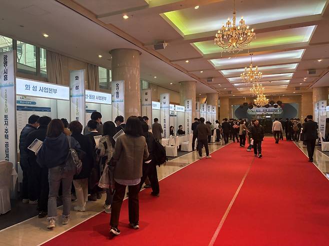 1층 상담부스에 방문객들이 가득한 모습. [정주원 기자]