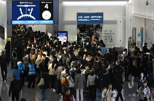 설 연휴를 앞둔 지난 1월 오전 인천국제공항 제1터미널에서 이용객들이 출국수속을 하고 있다. 영종도=임세준 기자