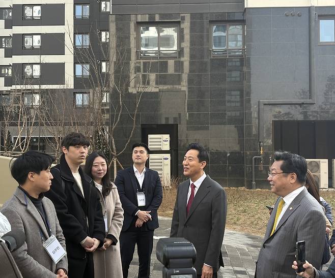 오세훈(왼쪽 두 번째) 서울시장과 주형환(맨 왼쪽) 저출산고령사회위원회 부위원장이 31일 서울 광진구 자양동 ‘롯데캐슬 이스트폴’을 방문해 ‘미리내집’에 입주하는 신혼부부 4쌍과 이야기를 나누고 있다.  정주원 기자